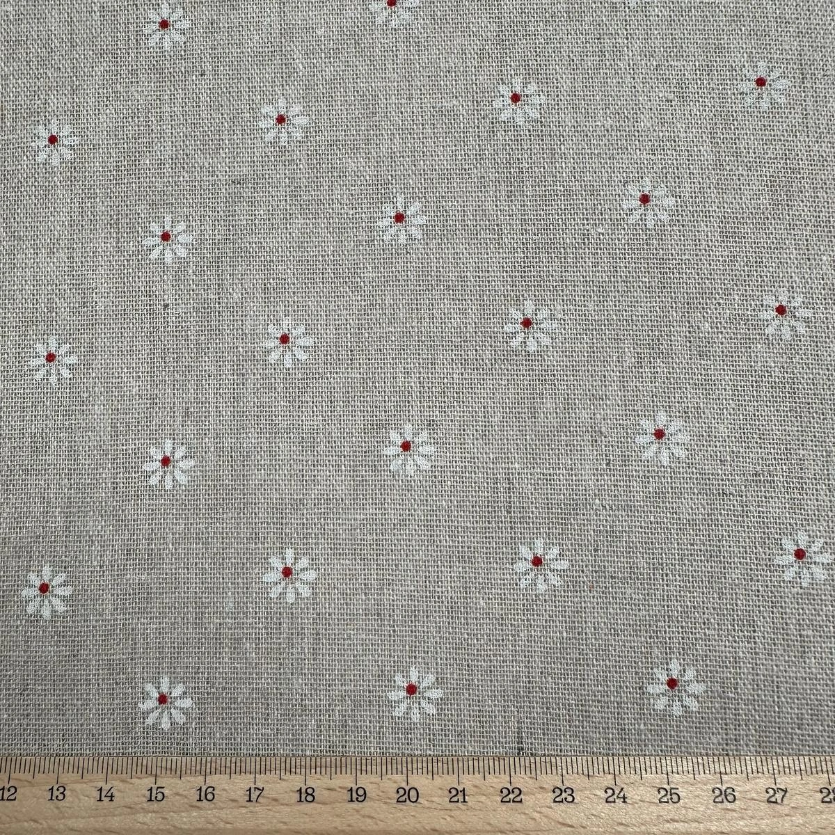 Bílé květy na šedém podkladu