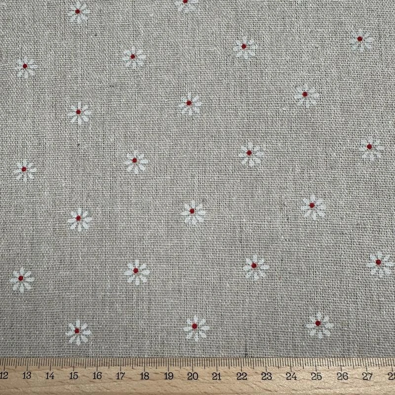 Bílé květy na šedém podkladu