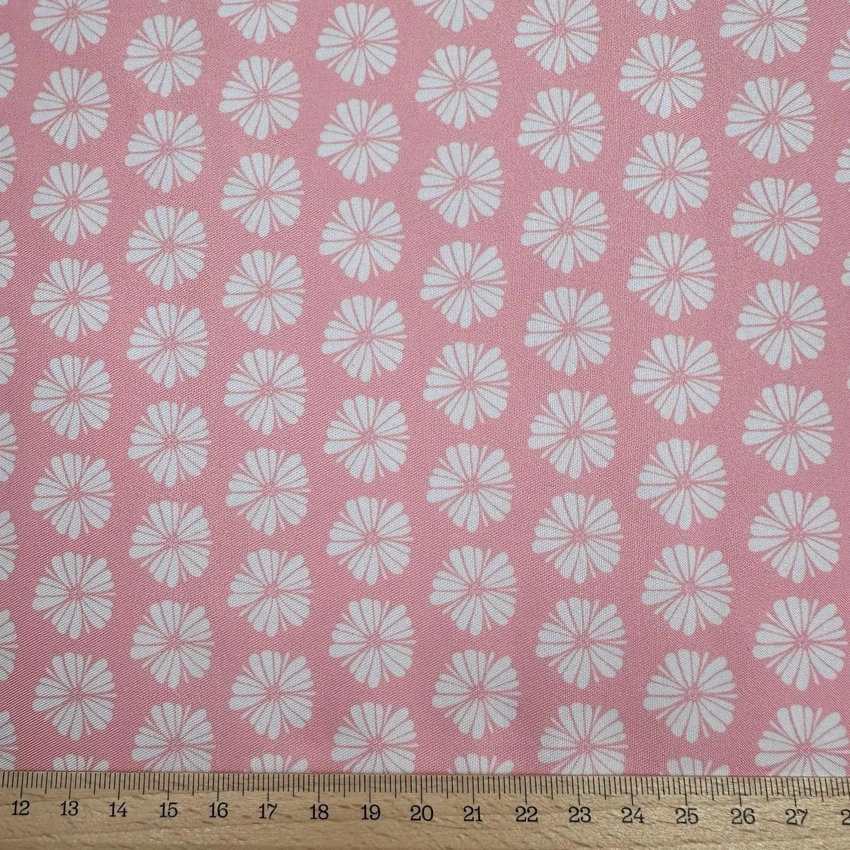 Růžová s bílými květy