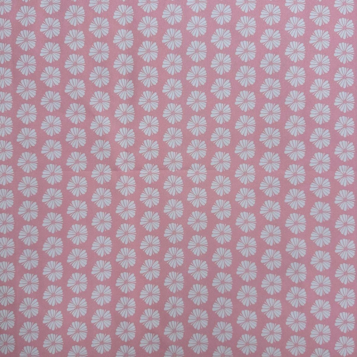 Růžová s bílými květy