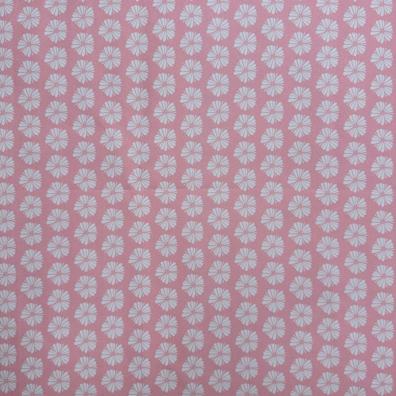 Růžová s bílými květy