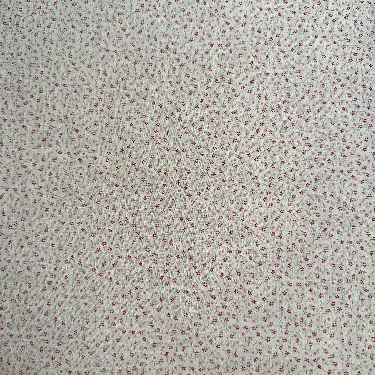 Drobné květinky na žlutém podkladu