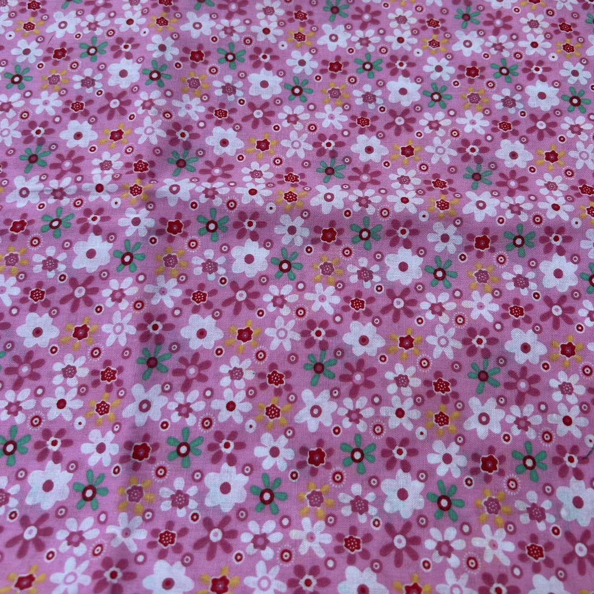 Květiny na růžovém podkladu