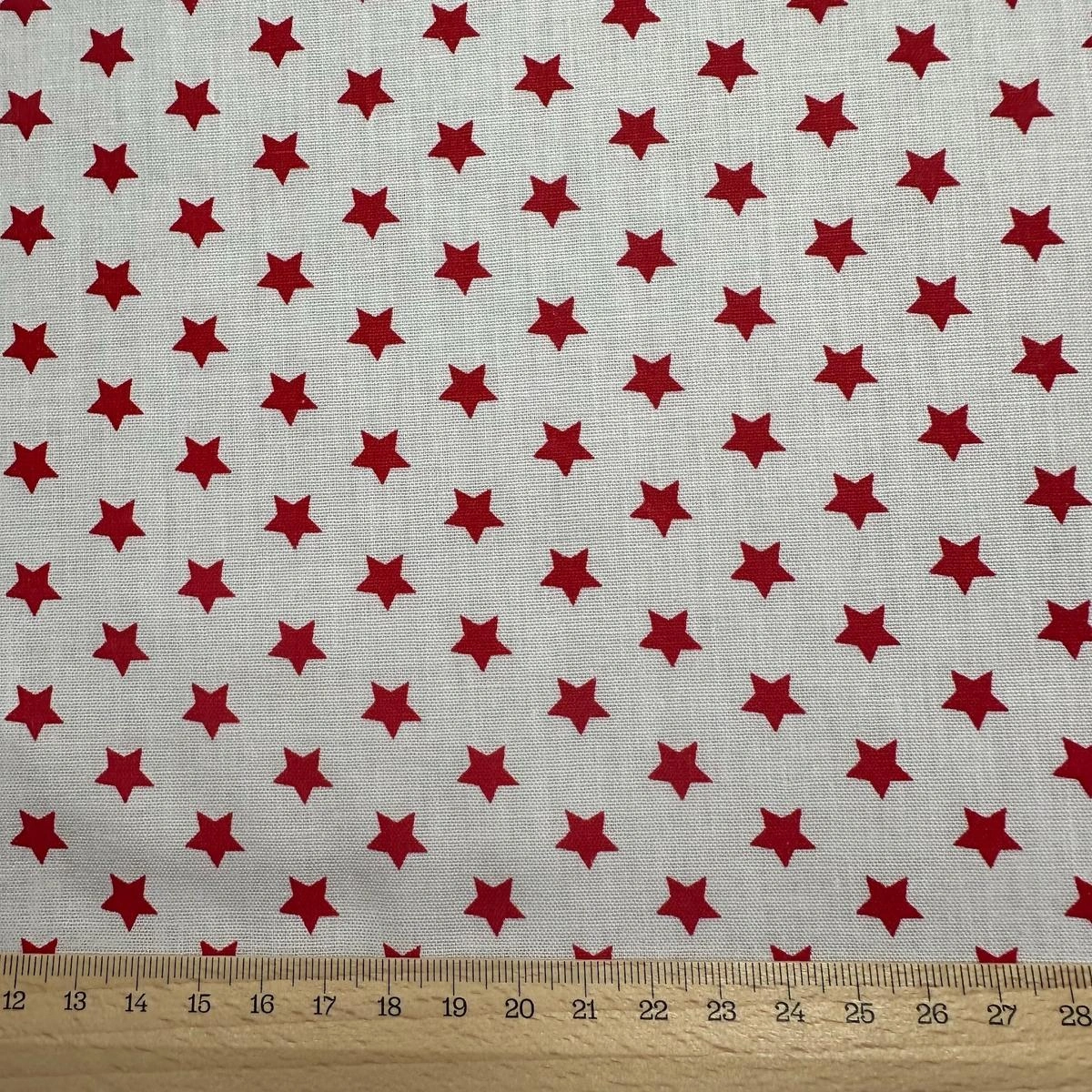 Bílá s červenými hvězdičkami