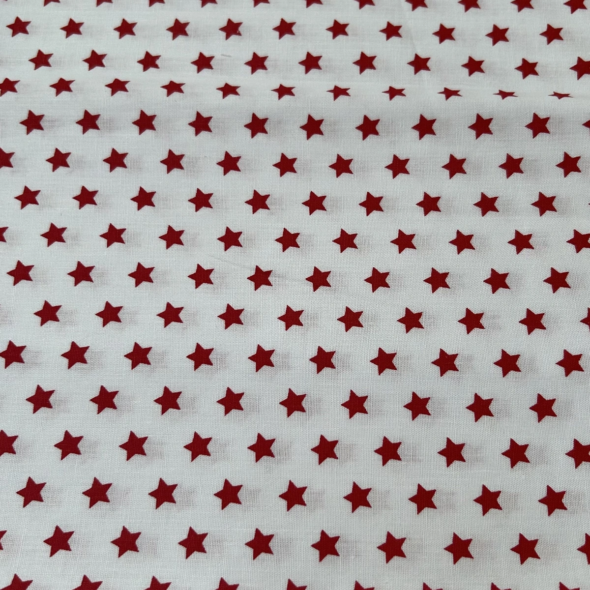 Bílá s červenými hvězdičkami