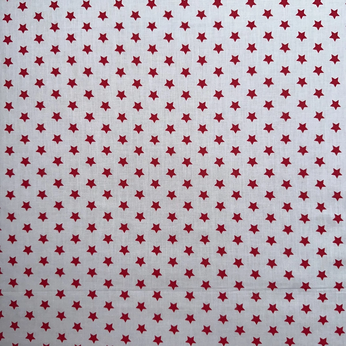Bílá s červenými hvězdičkami